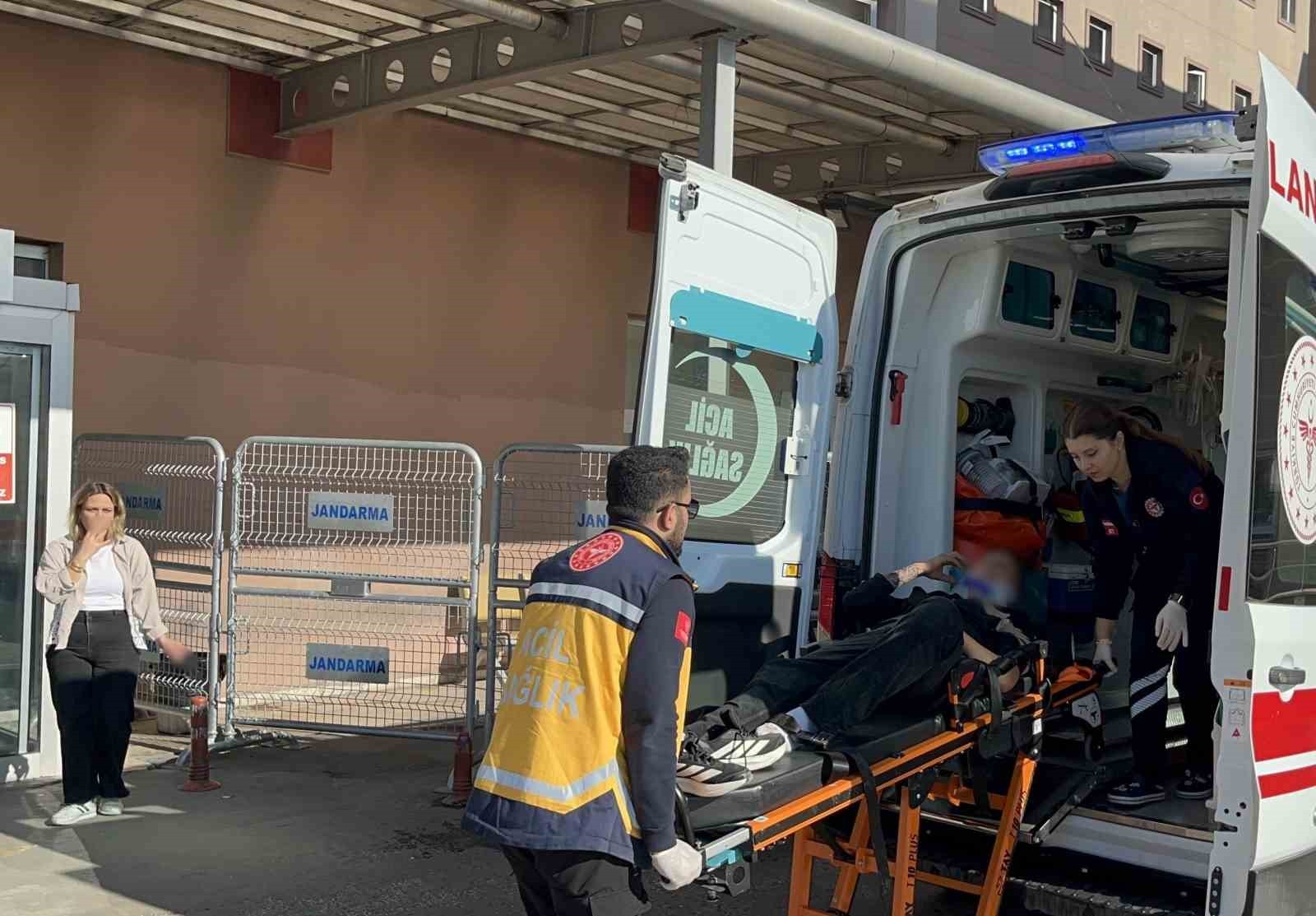 TEKİRDAĞ'IN ÇORLU İLÇESİNDE OTOMOBİLLE ÇARPIŞAN MOTOSİKLET, KONTROLDEN ÇIKARAK LOKANTANIN...