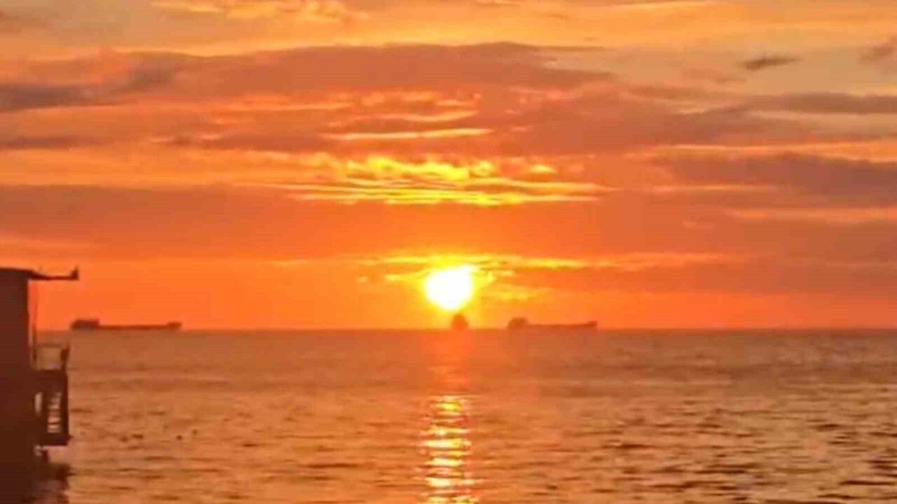 TEKİRDAĞ'IN SÜLEYMANPAŞA İLÇESİNDE GÜNÜN İLK IŞIKLARI, MARMARA DENİZİ ÜZERİNDE ALTIN TONLARINA...