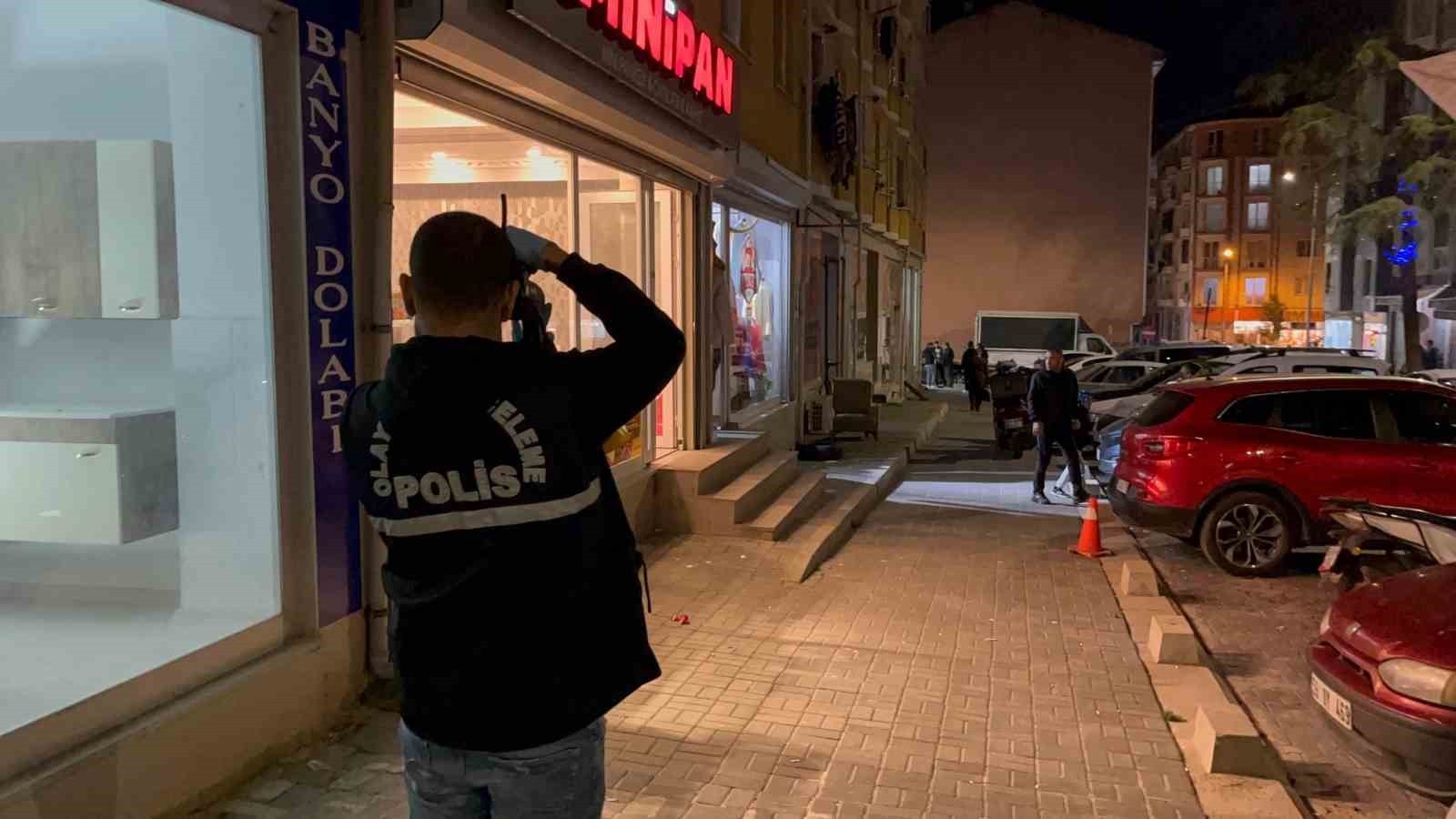 TEKİRDAĞ ÇORLU’DA ALACAK İDDİASIYLA ÇIKAN TARTIŞMANIN KISA SÜREDE BIÇAKLI KAVGAYA DÖNÜŞMESİ SONUCU...