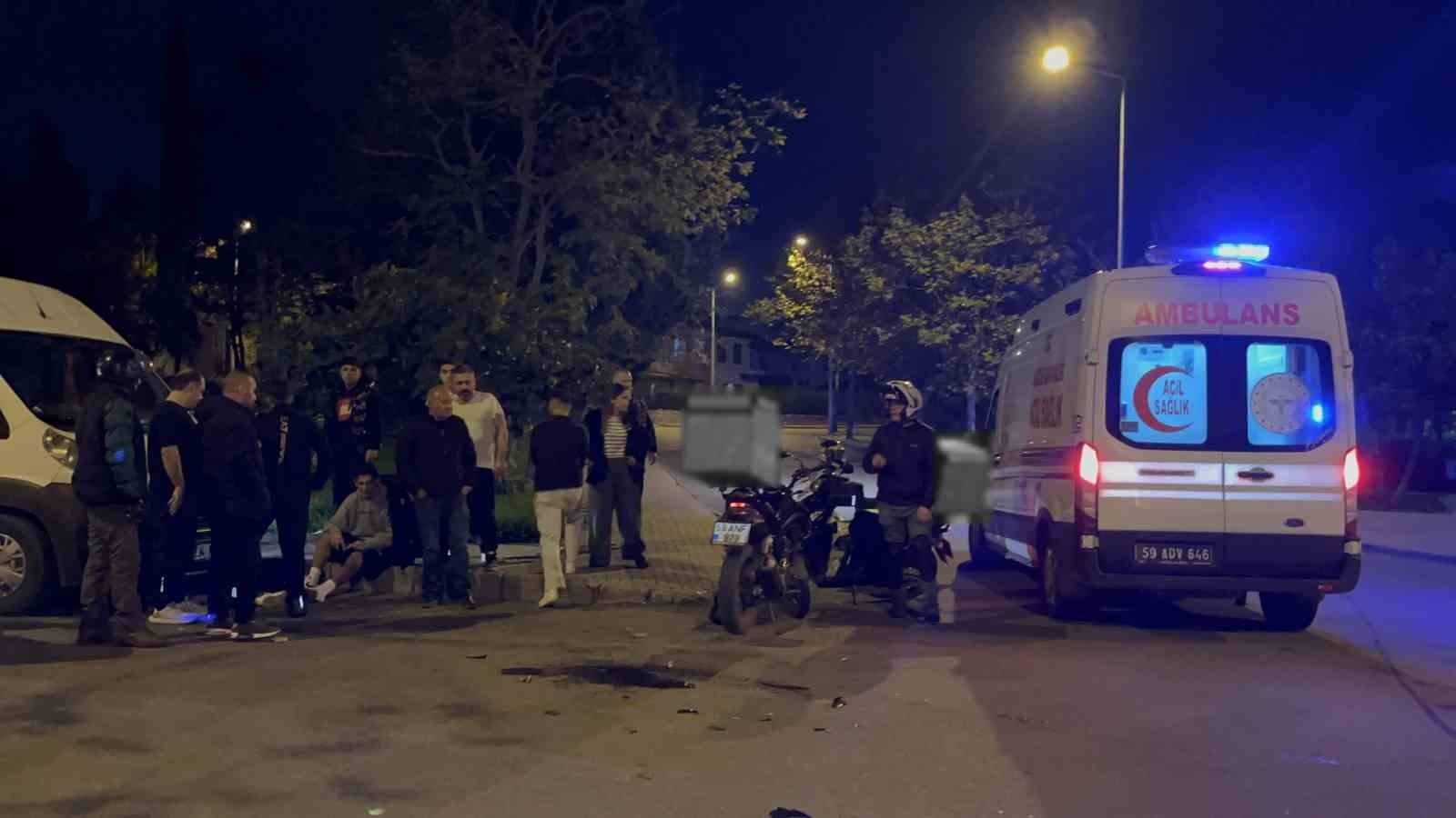 TEKİRDAĞ ÇORLU’DA OTOMOBİLLE MOTOSİKLETİN KARIŞTIĞI TRAFİK KAZASINDA 1 KİŞİ YARALANDI.