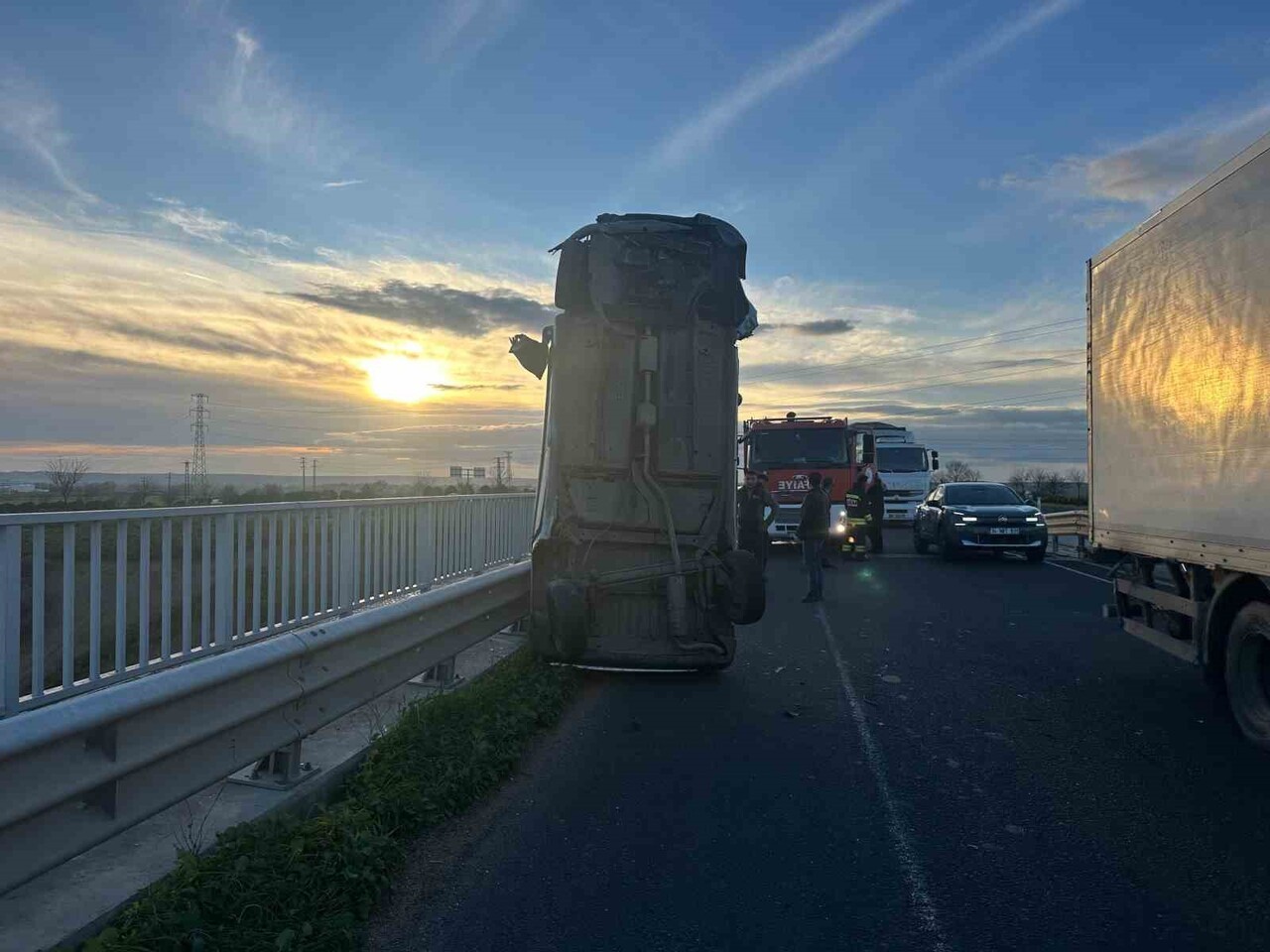 TEKİRDAĞ - KIRKLARELİ ARASINDA MEYDANA GELEN KAZA GÖRENLERİ HAYRETE DÜŞÜRDÜ.