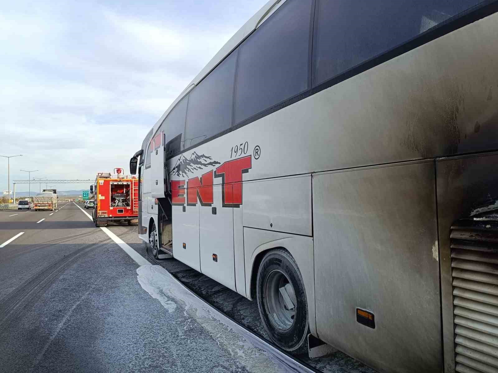 TEM OTOYOLU'NUN BOLU GEÇİŞİNDE YOLCU OTOBÜSÜ MOTOR KISMINDAN ALEV ALDI. İTFAİYE EKİPLERİ...