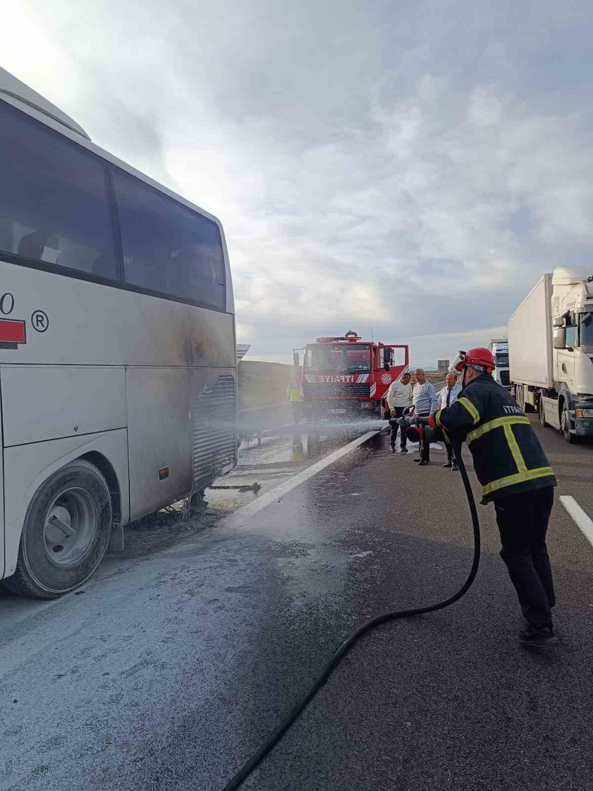 TEM OTOYOLU'NUN BOLU GEÇİŞİNDE YOLCU OTOBÜSÜ MOTOR KISMINDAN ALEV ALDI. İTFAİYE EKİPLERİ...