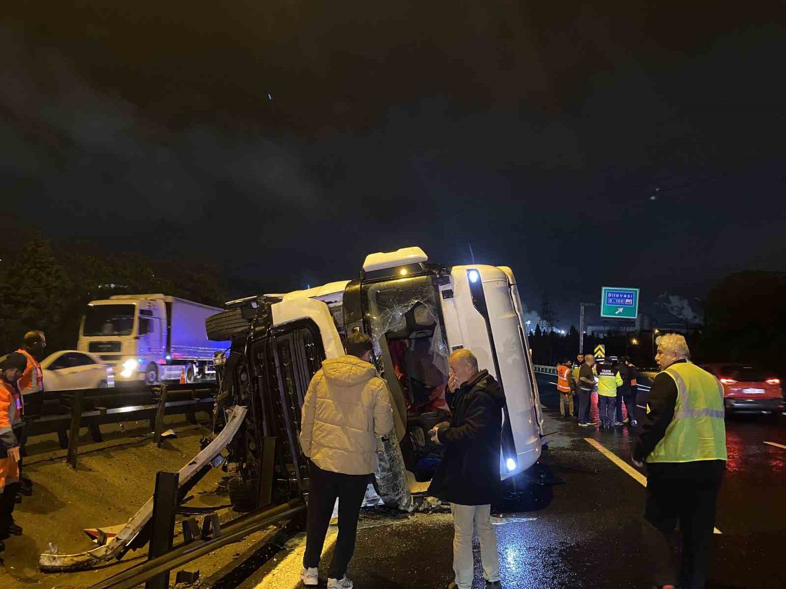 TEM OTOYOLU'NUN KOCAELİ GEÇİŞİNDE GRANÜL YÜKLÜ TIRIN DEVRİLMESİ SONUCU SÜRÜCÜ YARALANDI. TIRDA...