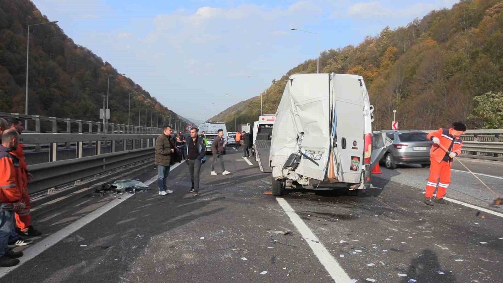 TEM OTOYOLU’NUN BOLU GEÇİŞİNDE OTOBÜS, TIR VE PANELVANIN KARIŞTIĞI ZİNCİRLEME KAZADA 1 KİŞİ...