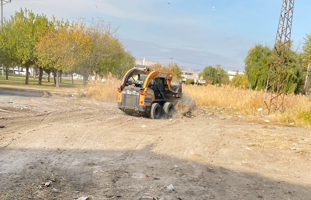 TEMİZ ÇEVRE, TEMİZ MAHALLELER İÇİN 58 MAHALLEDE BAŞLATTIĞI SONBAHAR TEMİZLİK ÇALIŞMALARINA HIZ...