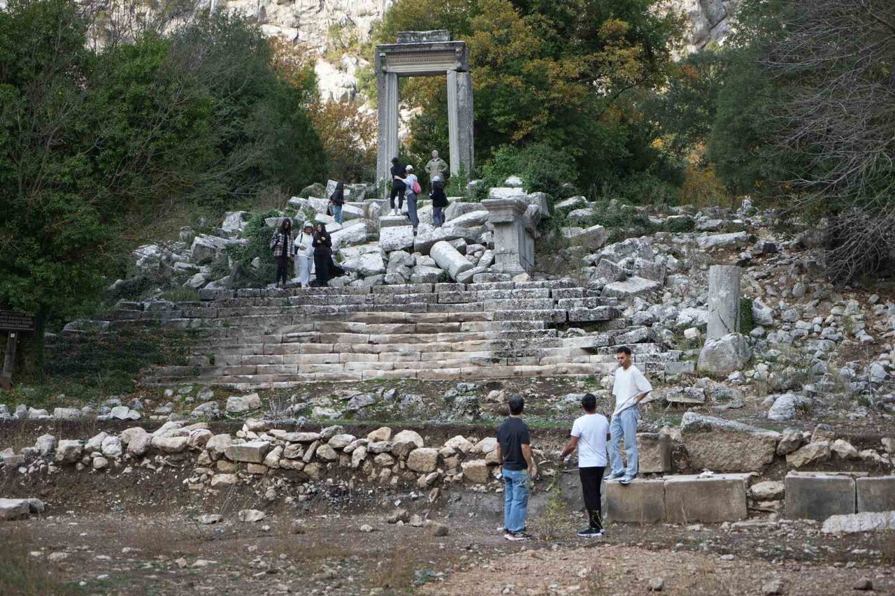 TERMESSOS'TA BU YIL İLK KEZ BAŞLAYAN KAZILARDA DANS EDEN KADINLAR KABARTMALI MEZAR YAPISI...