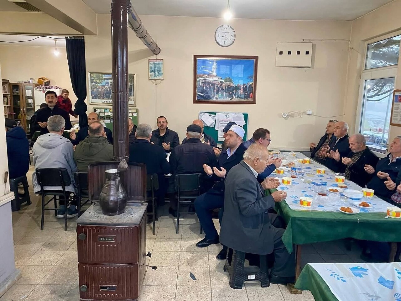 TESBİHAT, VAAZ VE DUANIN ARDINDAN SONA EREN BULUŞMADA, PROGRAM BİTİMİNDE CEMAATE ÇORBA İKRAM...