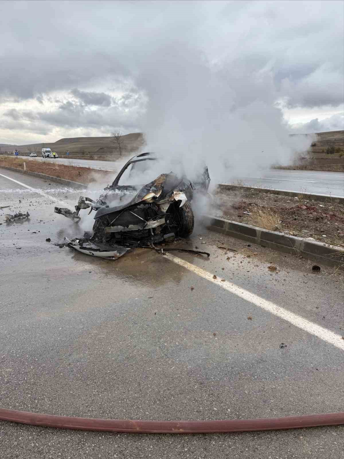 TOKAT'TA YAĞMUR NEDENİYLE KAYGANLAŞAN YOLDA KONTROLDEN ÇIKAN OTOMOBİL, KAZA SONRASI ALEV TOPUNA...