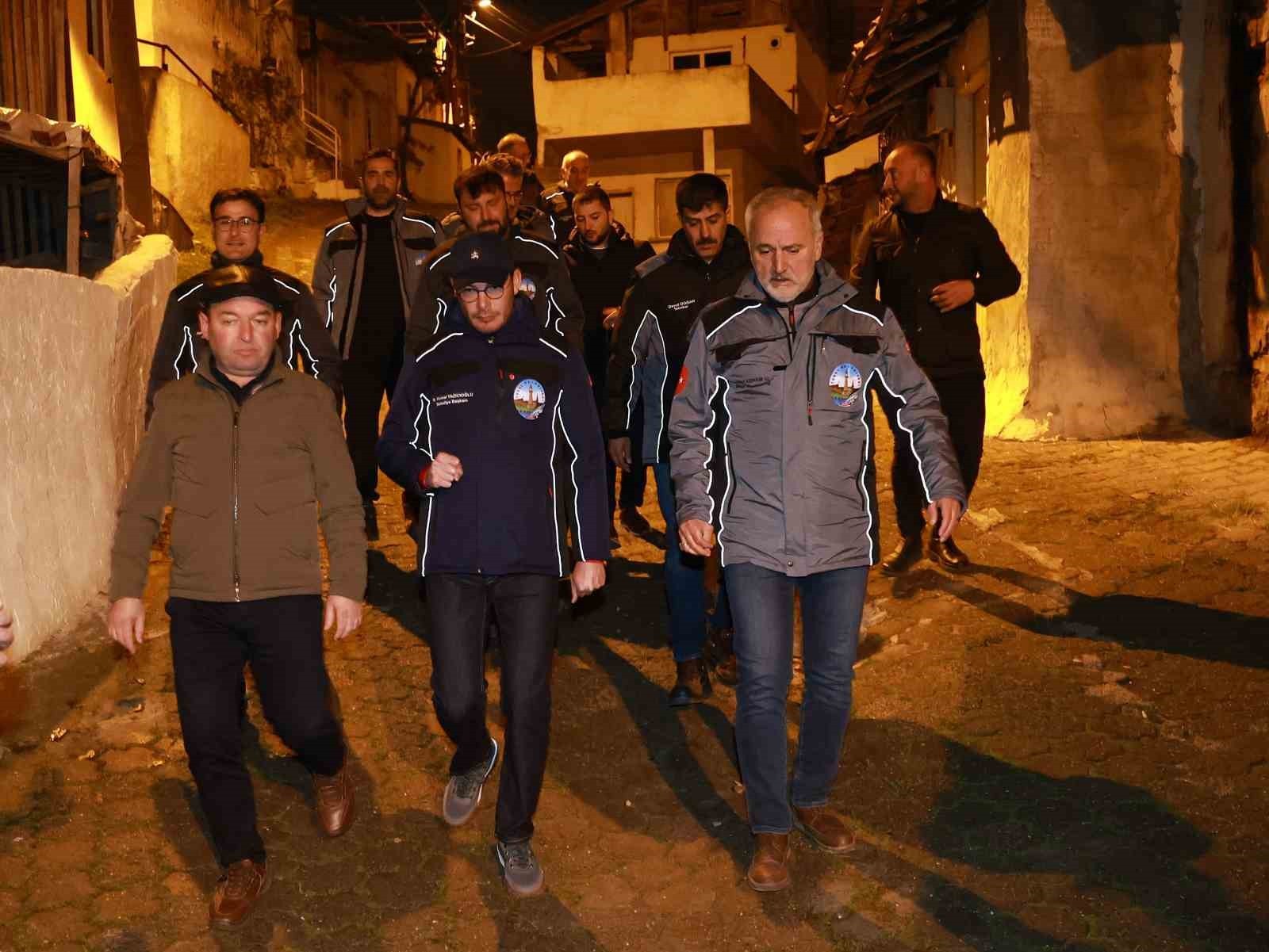 TOKAT (İHA) - TOKAT BELEDİYE BAŞKANI MEHMET KEMAL YAZICIOĞLU'NUN GECE YARISINA KADAR SÜREN MAHALLE...