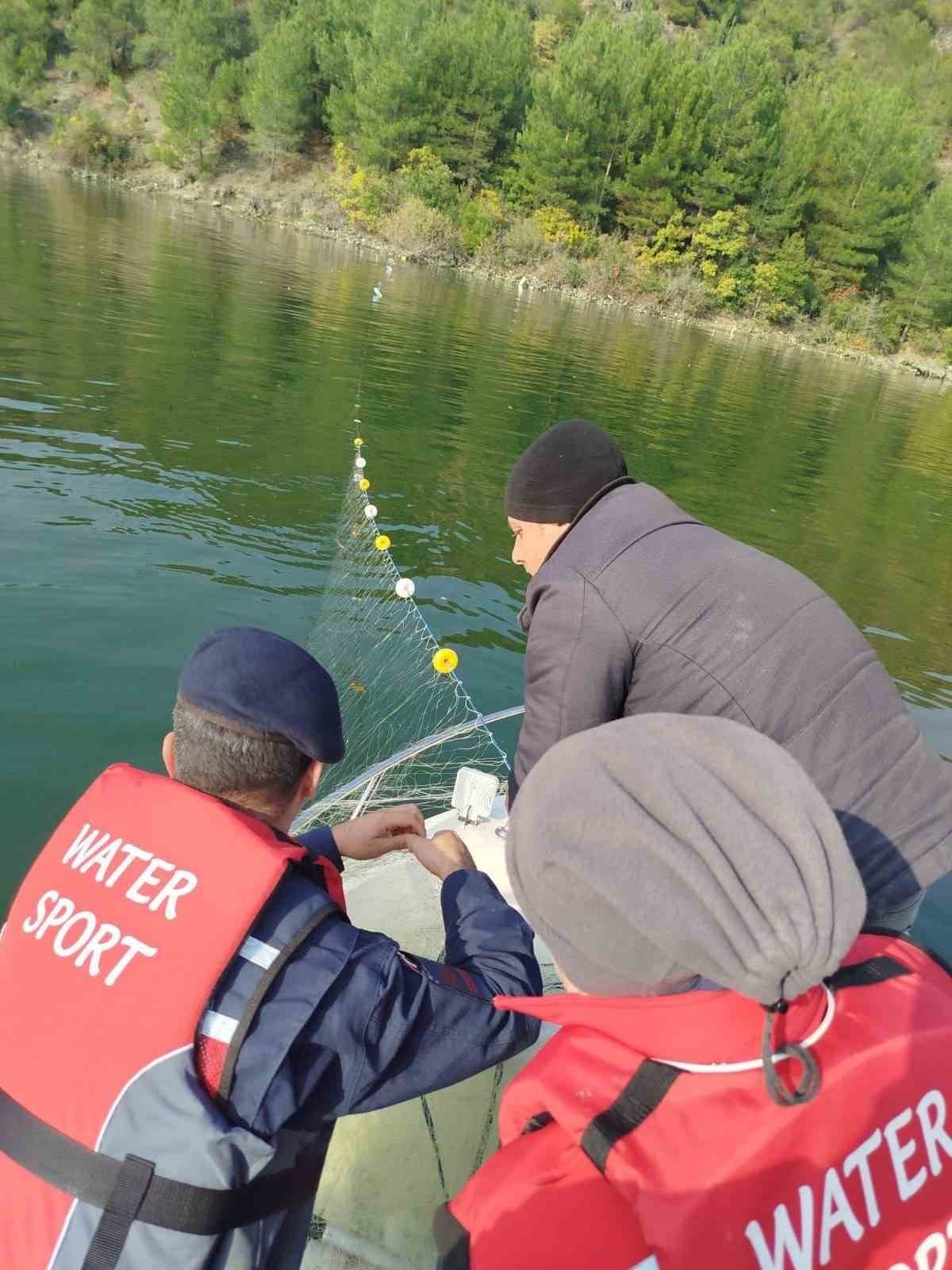TOKAT’IN ERBAA İLÇESİNDE TEPEKIŞLA BARAJI’NDA KAÇAK BALIK AVCILIĞI YAPTIĞI TESPİT EDİLEN 2 ŞAHSA...
