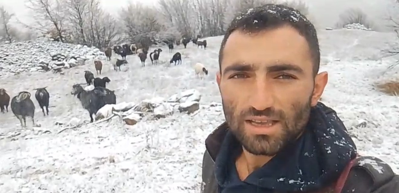 TOKAT’IN REŞADİYE İLÇESİNİN YAYLASINDA KAR YAĞIŞINA YAKALANAN ÇOBAN SERHAN ÇAKMAK, KÜÇÜKBAŞ...