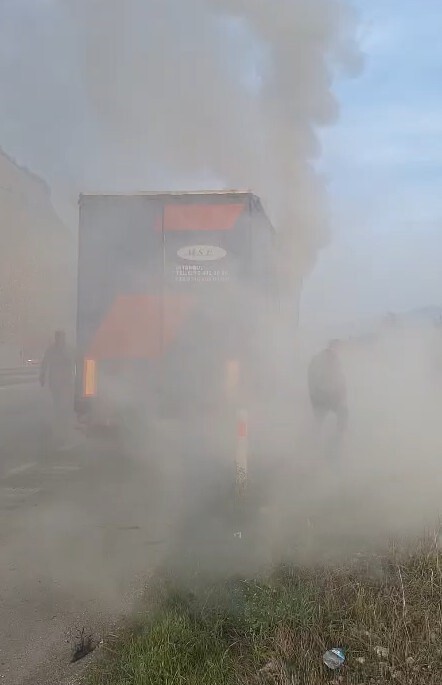 TOKAT’TA TIRIN DORSESİNDEN YÜKSELEN DUMANLARA HIZLA MÜDAHALE EDEN SÜRÜCÜ, ÇEKİCİYİ AYIRIP YANGIN...