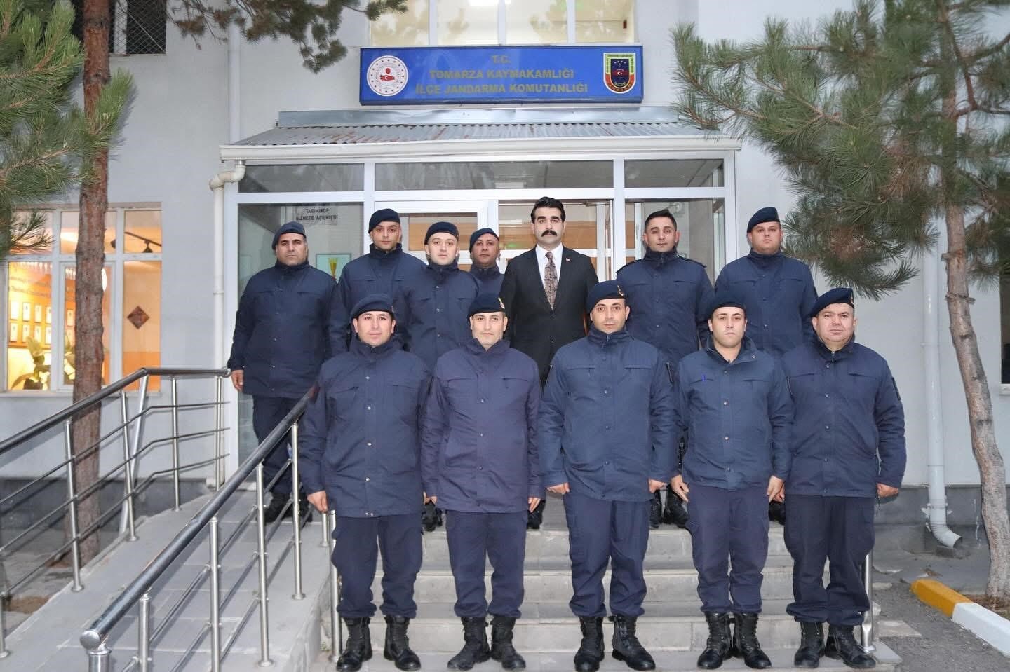 TOMARZA KAYMAKAMI SELİM ESER; İLÇE JANDARMA VE EMNİYET BİRİMLERİNİ ZİYARET ETTİ.