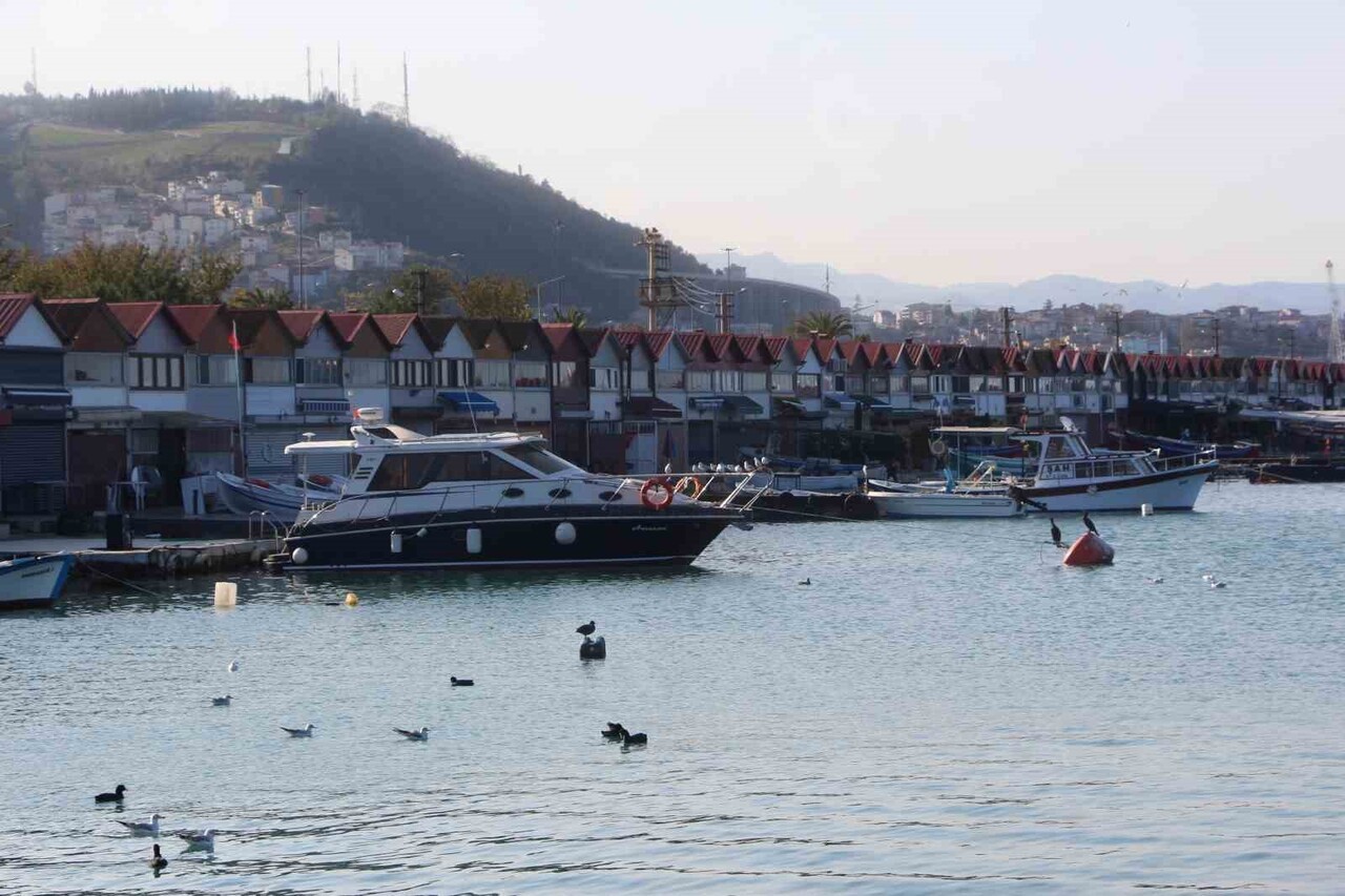 TRABZON'DA AMACI DIŞINDA KULLANIMI İLE GÜNDEMDE OLAN VE TAPULARI BULUNMAYAN BALIKÇI BARINAKLARI...