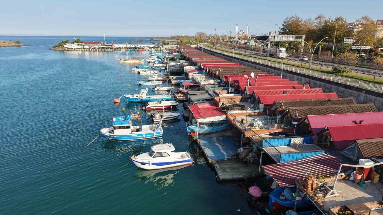 TRABZON'DA AMACI DIŞINDA KULLANIMI İLE GÜNDEMDE OLAN VE TAPULARI BULUNMAYAN BALIKÇI BARINAKLARI...
