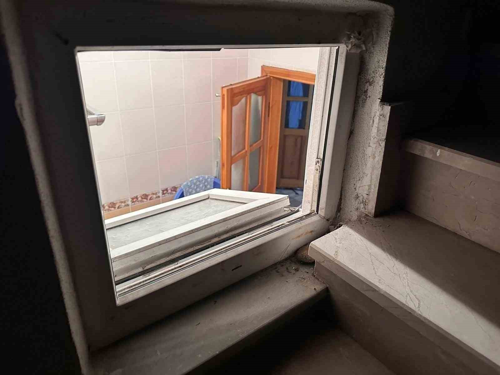 TRABZON’UN BEŞİKDÜZÜ İLÇESİNDE GECE SAATLERİNDE BİR EVE GİREN MASKELİ KİŞİ, 70 YAŞINDAKİ KADINI...