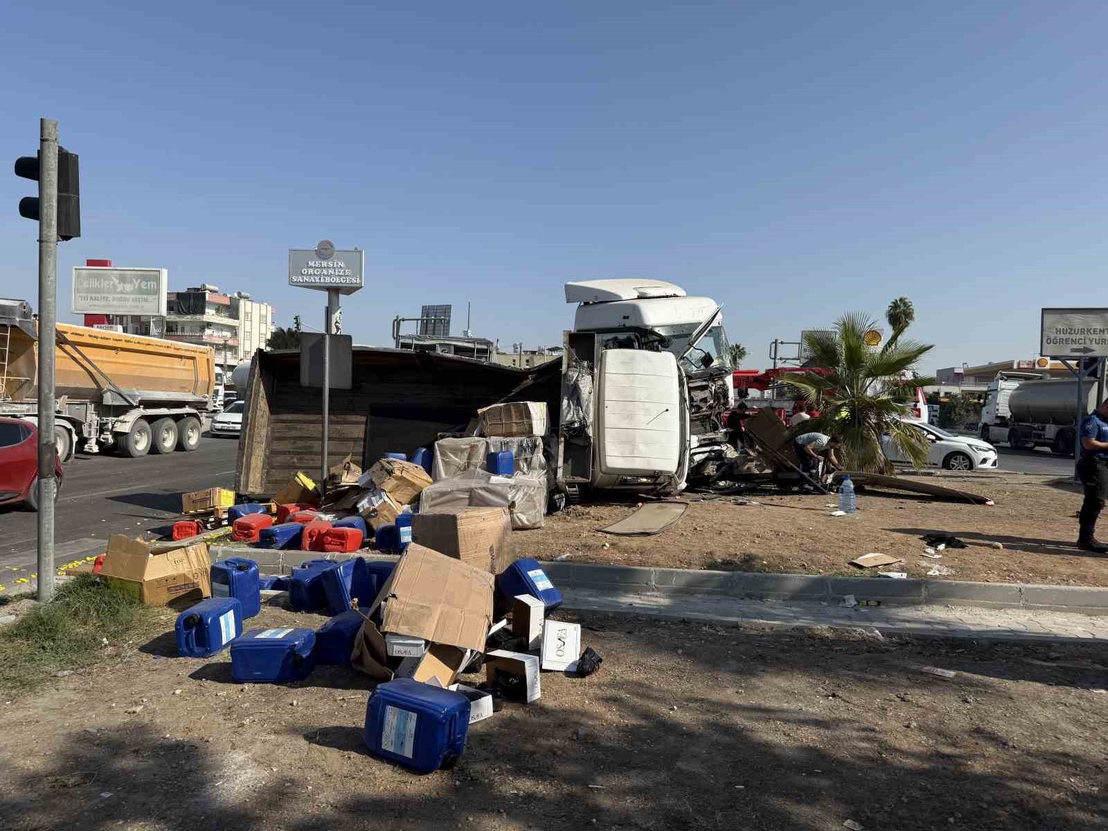 TRAFİK IŞIKLARININ ÇALIŞMADIĞI KAVŞAKTA İ.B. İDARESİNDEKİ BUĞDAY YÜKLÜ TIR İLE B.D. YÖNETİMİNDEKİ...