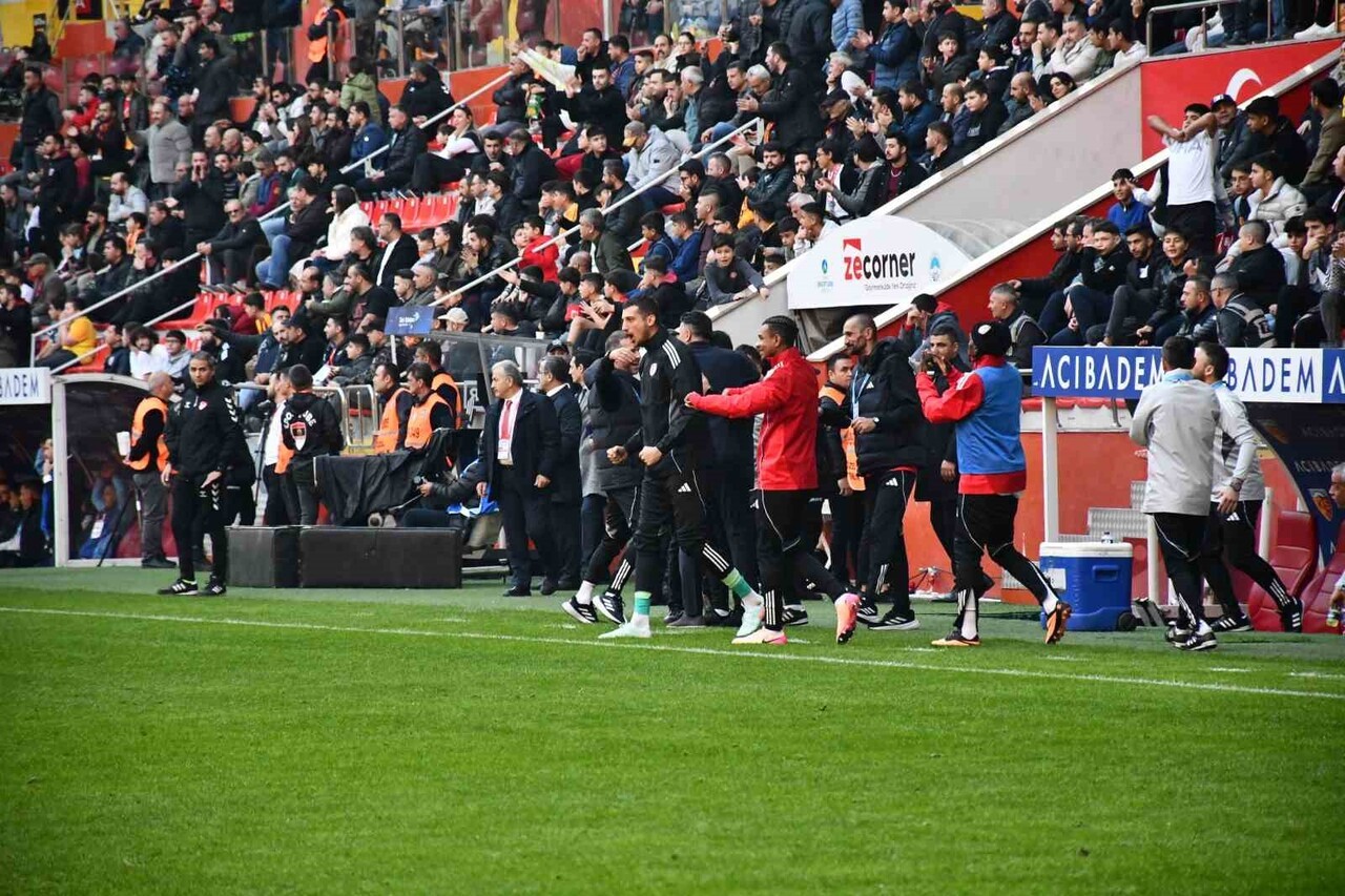 TRENDYOL SÜPER LİG'İN 13. HAFTASINDA KAYSERİSPOR, KONUK ETTİĞİ GAZİANTEP FK'YA 3-0 MAĞLUP...