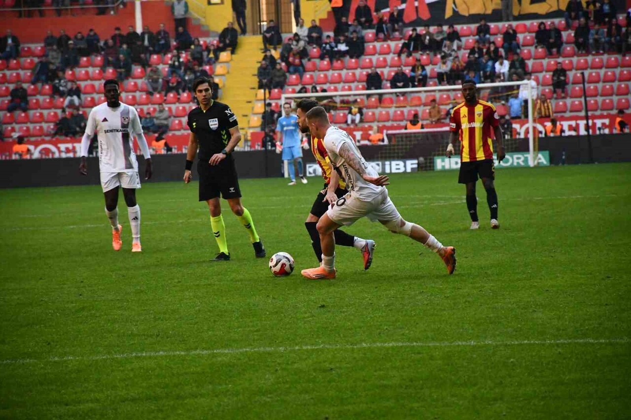 TRENDYOL SÜPER LİG'İN 13. HAFTASINDA KAYSERİSPOR, KONUK ETTİĞİ GAZİANTEP FK'YA 3-0 MAĞLUP...