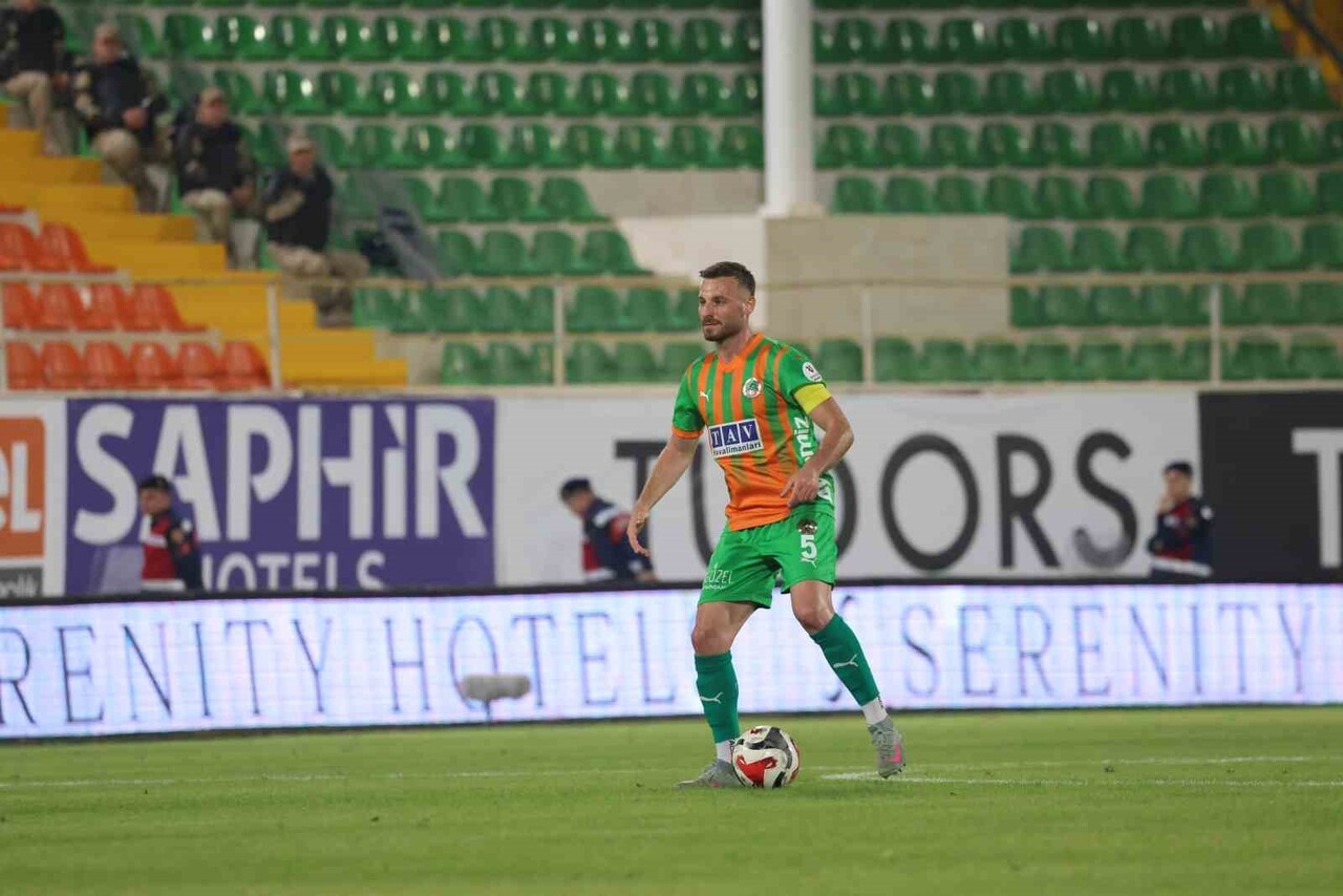 TRENDYOL SÜPER LİG’İN 13. HAFTASINDA ALANYASPOR, SAHASINDA KARŞILAŞTIĞI KASIMPAŞA'YA 2-1 MAĞLUP...
