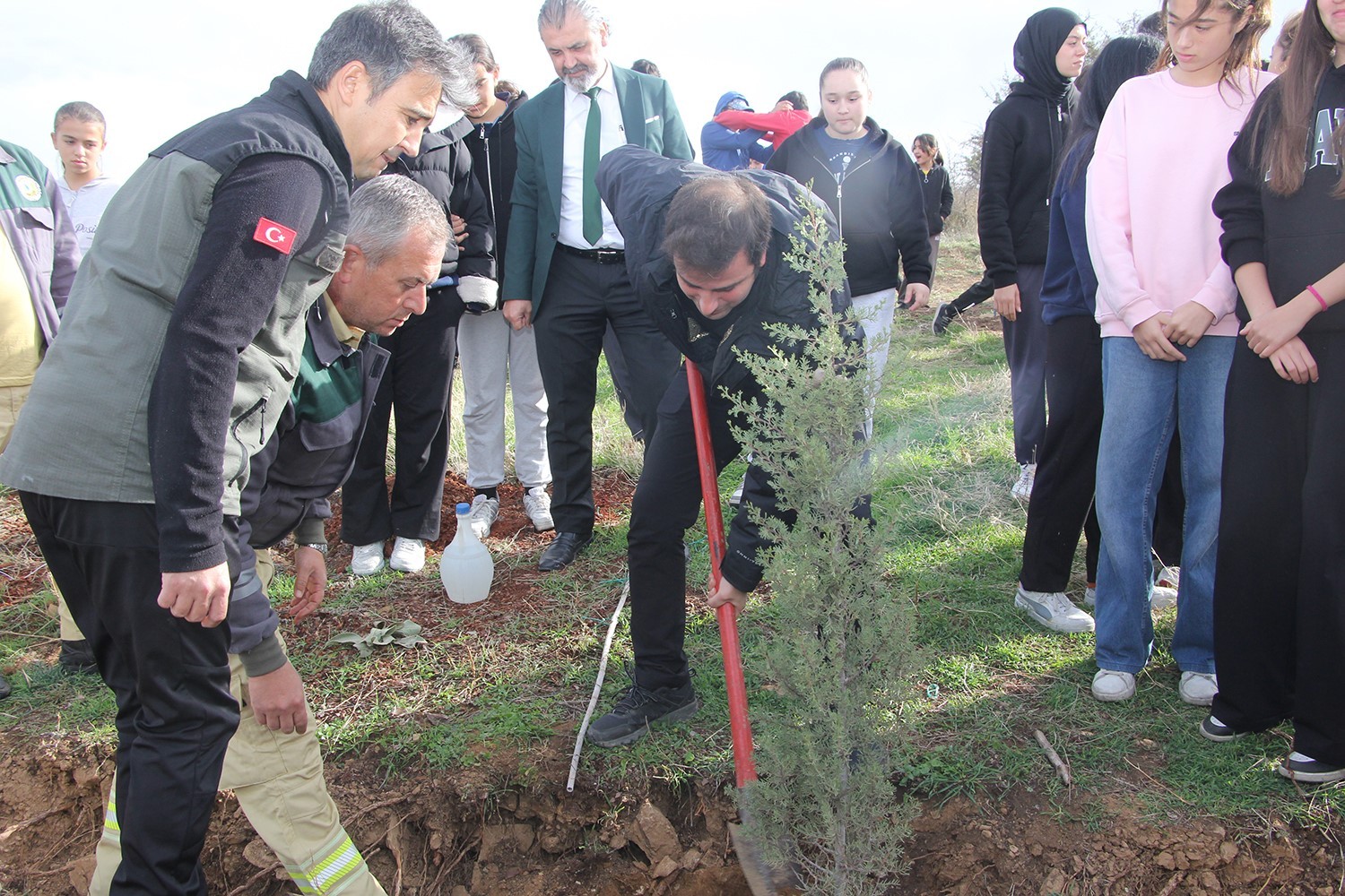 TÜM TÜRKİYE’DE OLDUĞU GİBİ MANİSA’NIN KULA İLÇESİNDE DE 11 KASIM MİLLİ AĞAÇLANDIRMA GÜNÜ...