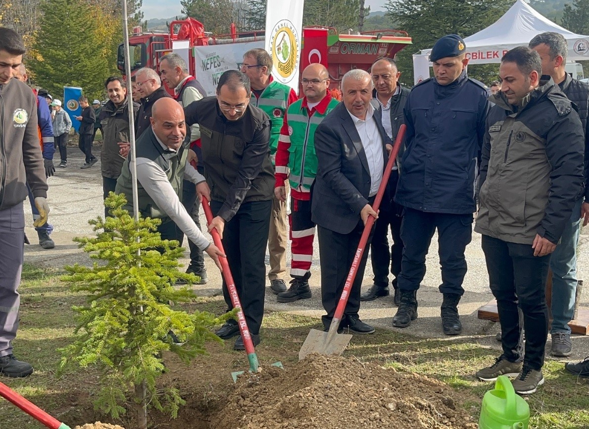 TUNÇBİLEK'TE MİLLİ AĞAÇLANDIRMA SEFERBERLİĞİNE KATKI