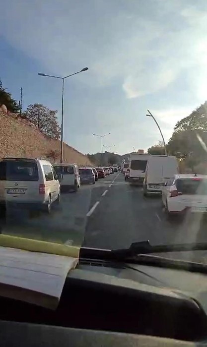 TUNCELİ'DE SÜRÜCÜLER YOĞUN TRAFİKTE AMBULANSIN GEÇİŞİ SIRASINDA FERMUAR SİSTEMİNİ UYGULAMAYARAK...