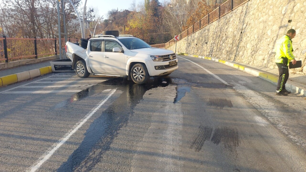 TUNCELİ’DE BİR VATANDAŞ DİREKSİYON HAKİMİYETİNİ KAYBETTİĞİ ARACIYLA BİRLİKTE 7 METRE YÜKSEKLİKTEN...