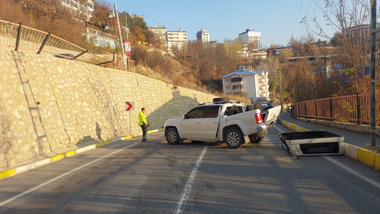 TUNCELİ’DE BİR VATANDAŞ DİREKSİYON HAKİMİYETİNİ KAYBETTİĞİ ARACIYLA BİRLİKTE 7 METRE YÜKSEKLİKTEN...