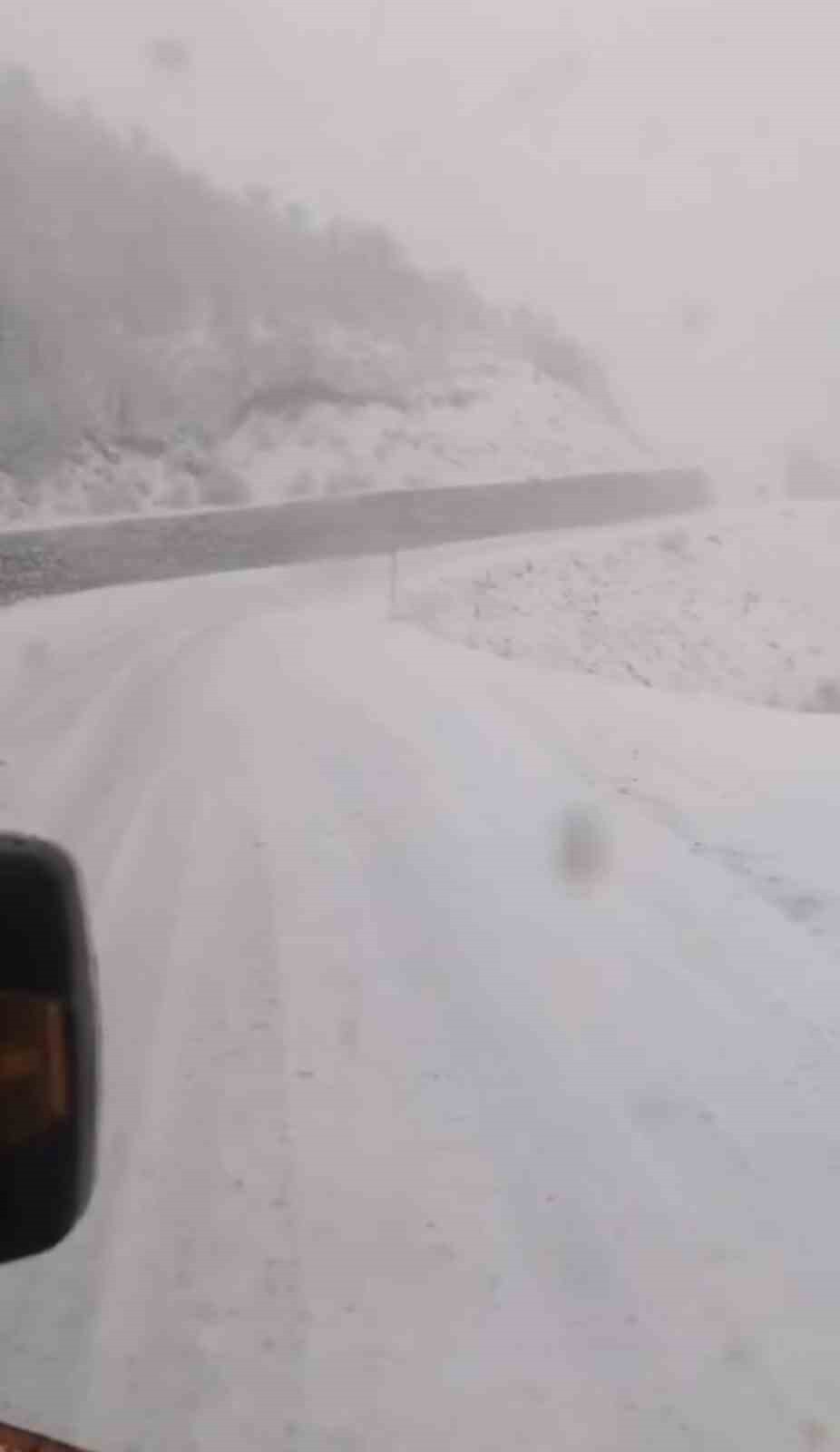 TUNCELİ’DE YAĞMAYA BAŞLAYAN KARLA BİRLİKTE KAPANAN HOZAT-OVACIK YOLUNDA KARLA MÜCADELE ÇALIŞMASI...