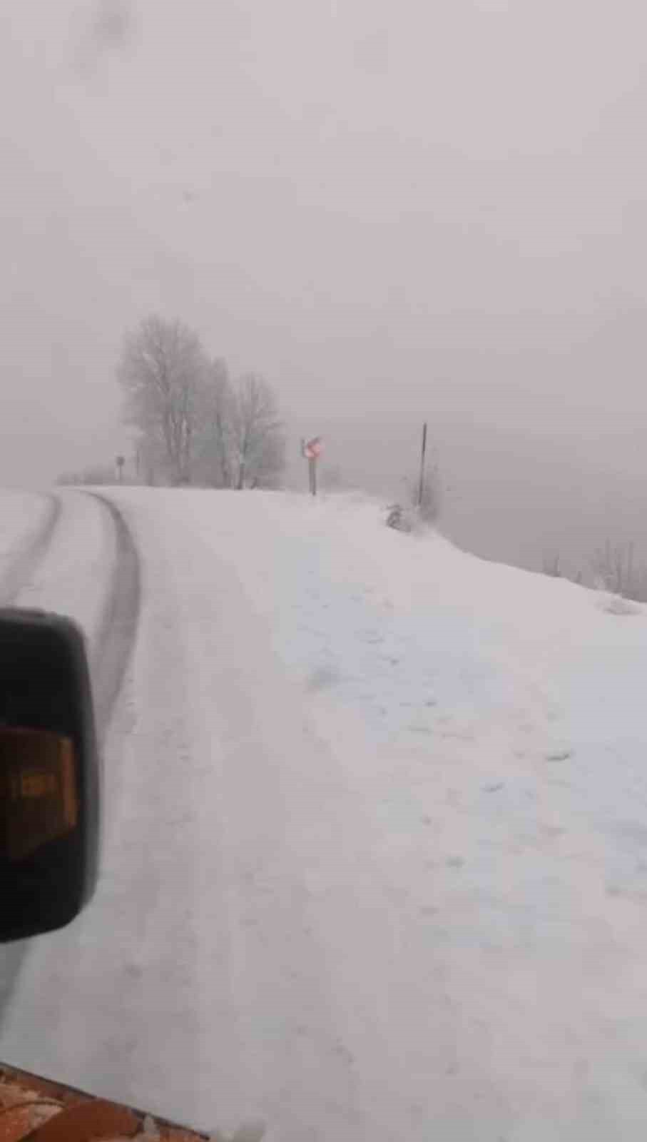 TUNCELİ’DE YAĞMAYA BAŞLAYAN KARLA BİRLİKTE KAPANAN HOZAT-OVACIK YOLUNDA KARLA MÜCADELE ÇALIŞMASI...