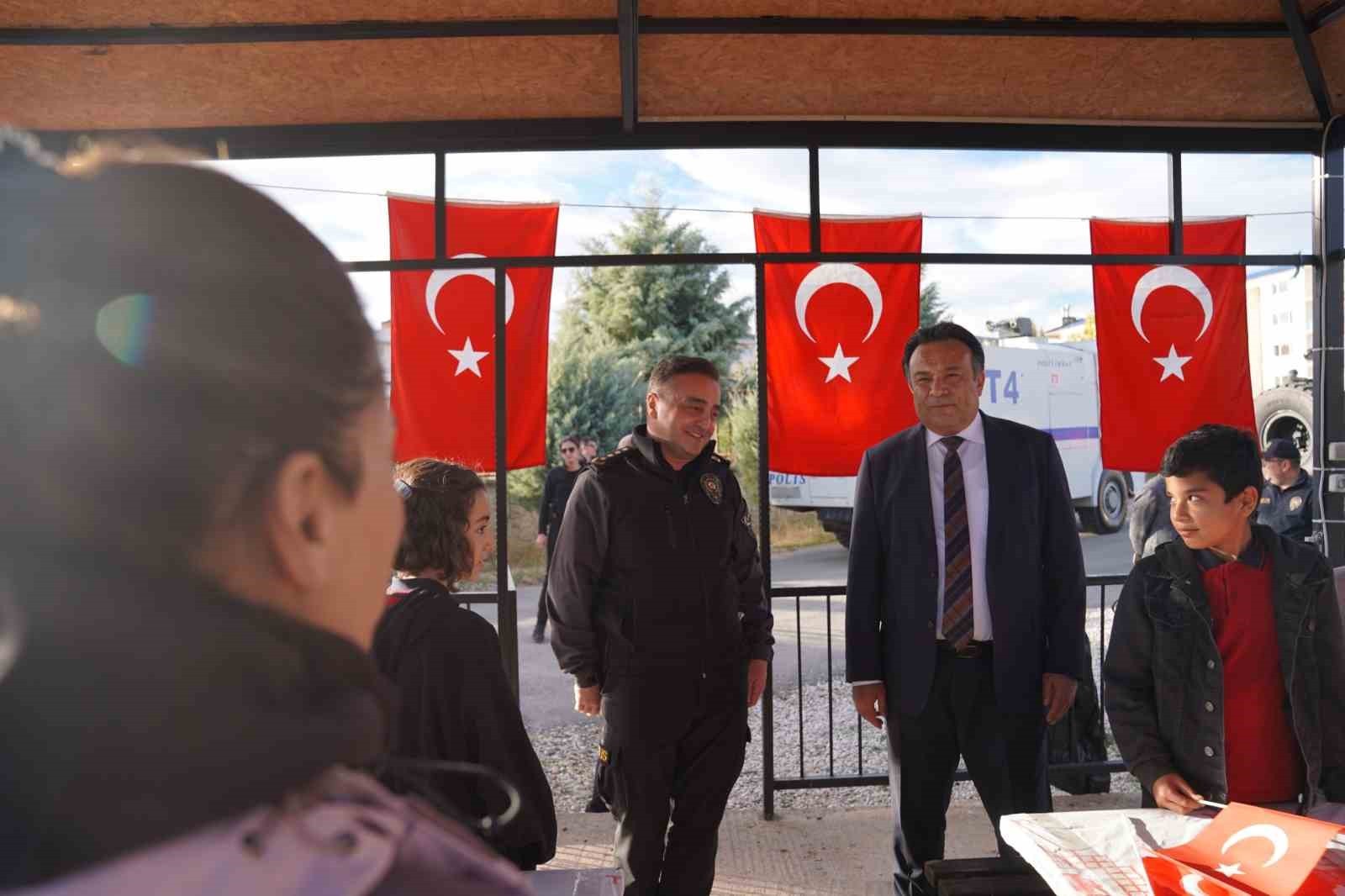 TUNCELİ EMNİYET MÜDÜRLÜĞÜ, ÇOCUKLARIN KİŞİSEL GELİŞİMLERİNE KATKI SAĞLAMAK VE TOPLUMSAL BAĞLARINI...