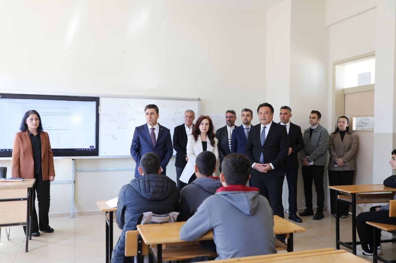 TUNCELİ VALİSİ VE BELEDİYE BAŞKAN VEKİLİ ŞEFİK AYGÖL, ÖĞRENCİ VE ÖĞRETMENLERLE BİR ARAYA...