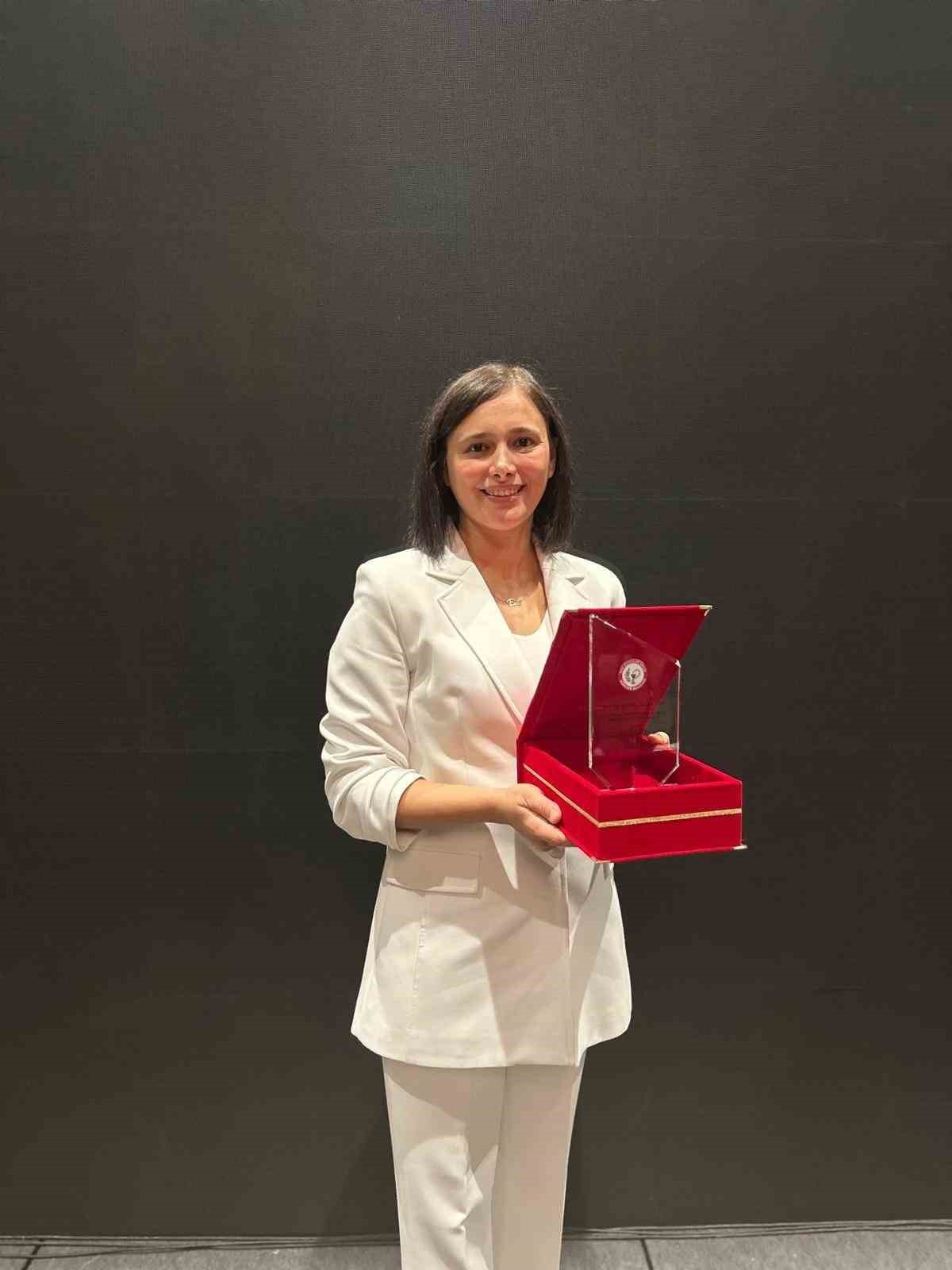 TÜRK ECZACILARI BİRLİĞİ (TEB) ECZACILIK AKADEMİSİ TARAFINDAN DÜZENLENEN TÖRENLE "TEB ECZACILIK...