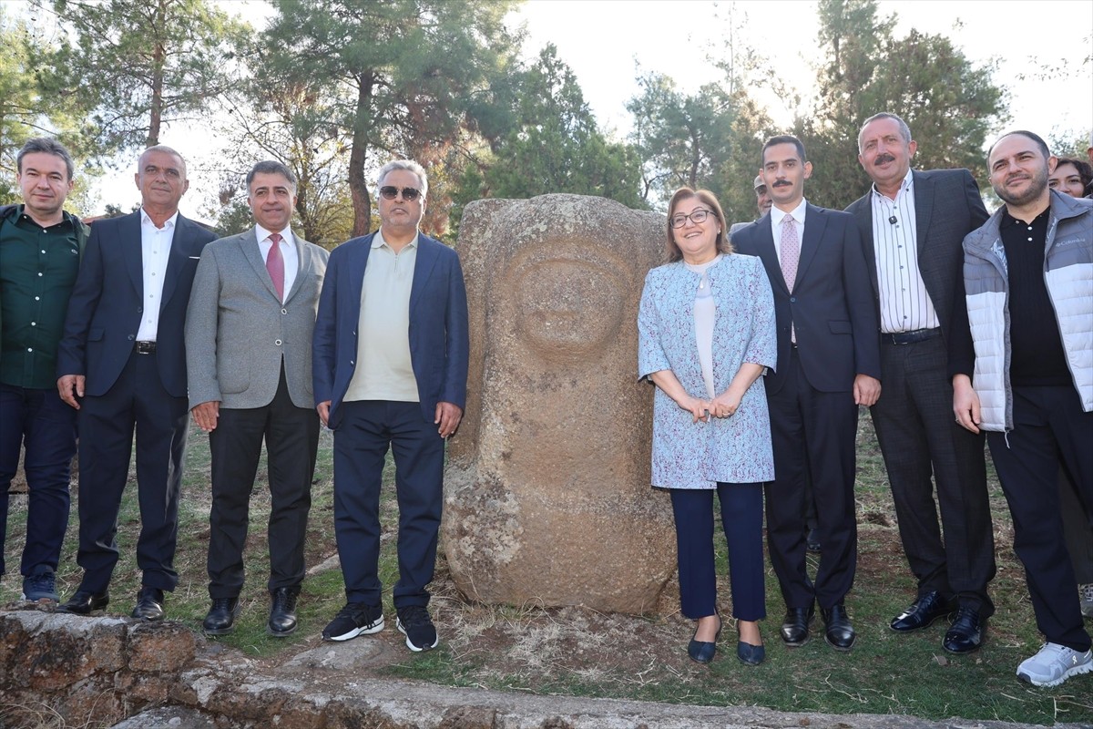 Türk Hava Yolları (THY) Yönetim Kurulu Başkanı Ahmet Bolat (sağ 6), Gaziantep'in Nurdağı...
