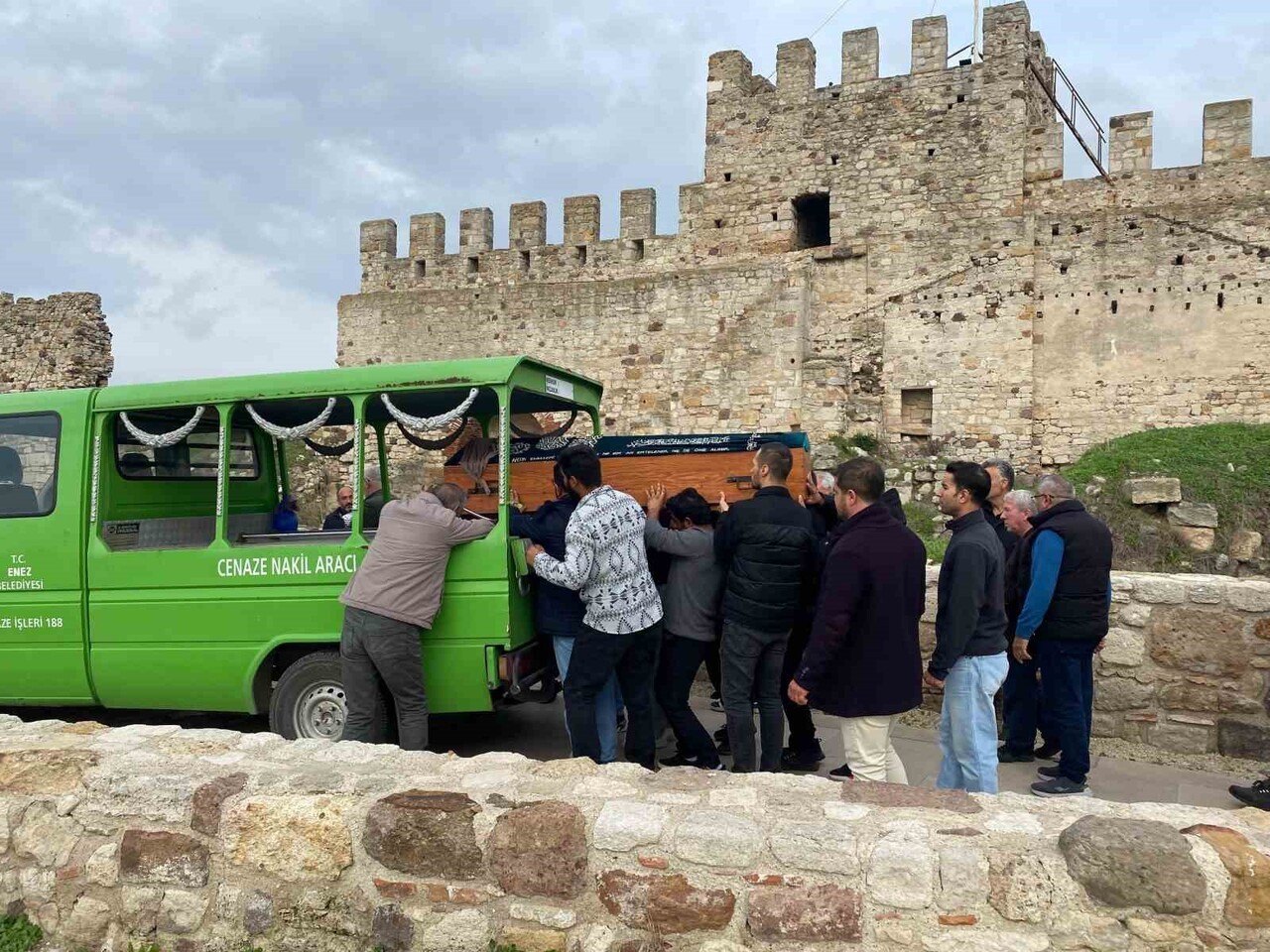 TÜRKAN DEMİRCİ'NİN CENAZE ARACINA NAKLİ