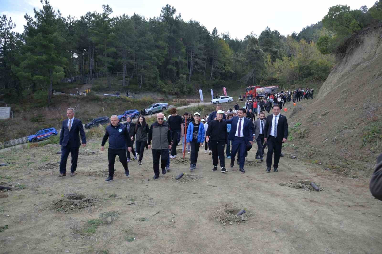 TÜRKELİ'DE "SEVDAMIZ YEŞİL VATAN" SEFERBERLİĞİ: FİDANLAR TOPRAKLA BULUŞTU TARIM VE ORMAN BAKANLIĞI...