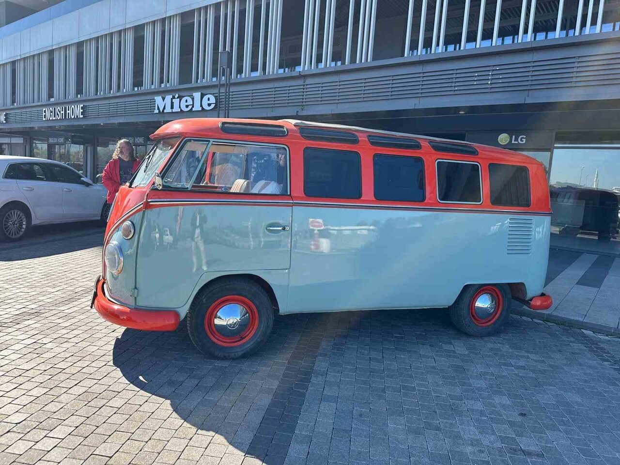 TÜRKİYE'DE TEK OLDUĞU BELİRTİLEN 1966 MODEL 21 CAMLI VOLKSWAGEN SAMBA'YI 40 YIL ÖNCE ALAN İŞ ADAMI...