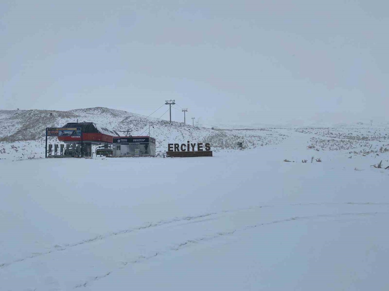TÜRKİYE'NİN ÖNEMLİ KIŞ SPORLARI MERKEZLERİNDEN OLAN ERCİYES KAYAK MERKEZİ; YAĞAN KARLA BİRLİKTE...