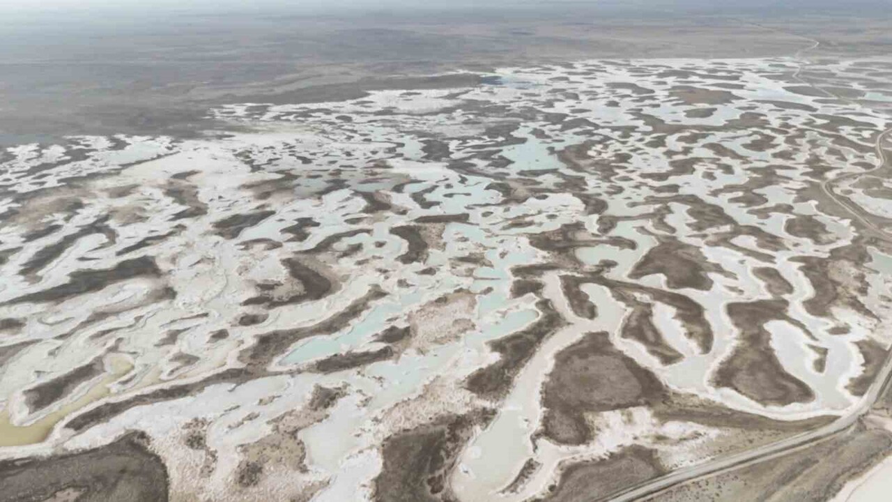 TÜRKİYE'NİN TUZ İHTİYACININ YÜZDE 40'INI KARŞILAYAN VE ÜLKENİN 2. BÜYÜK GÖLÜ OLAN TUZ GÖLÜ KIRMIZI...