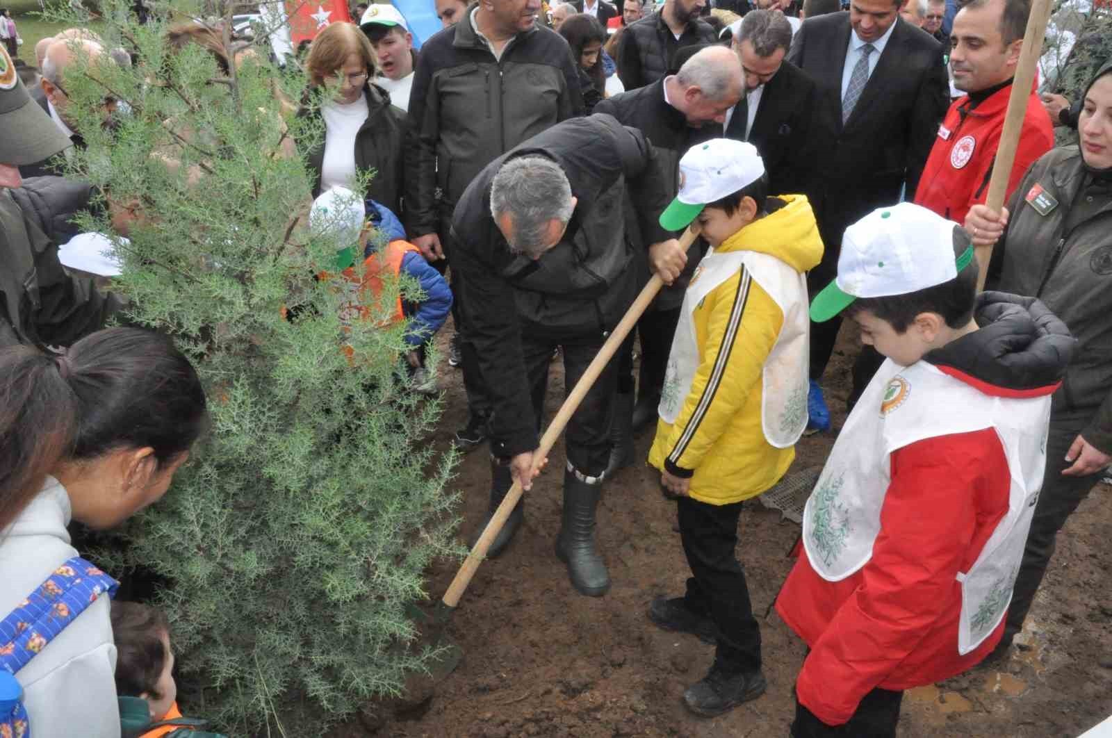 TÜRKİYE GENELİNDE 11 KASIM MİLLİ AĞAÇLANDIRMA GÜNÜ'ÜNDE EDİRNE'NİN KEŞAN İLÇESİNDE, MUSTAFA KEMAL...