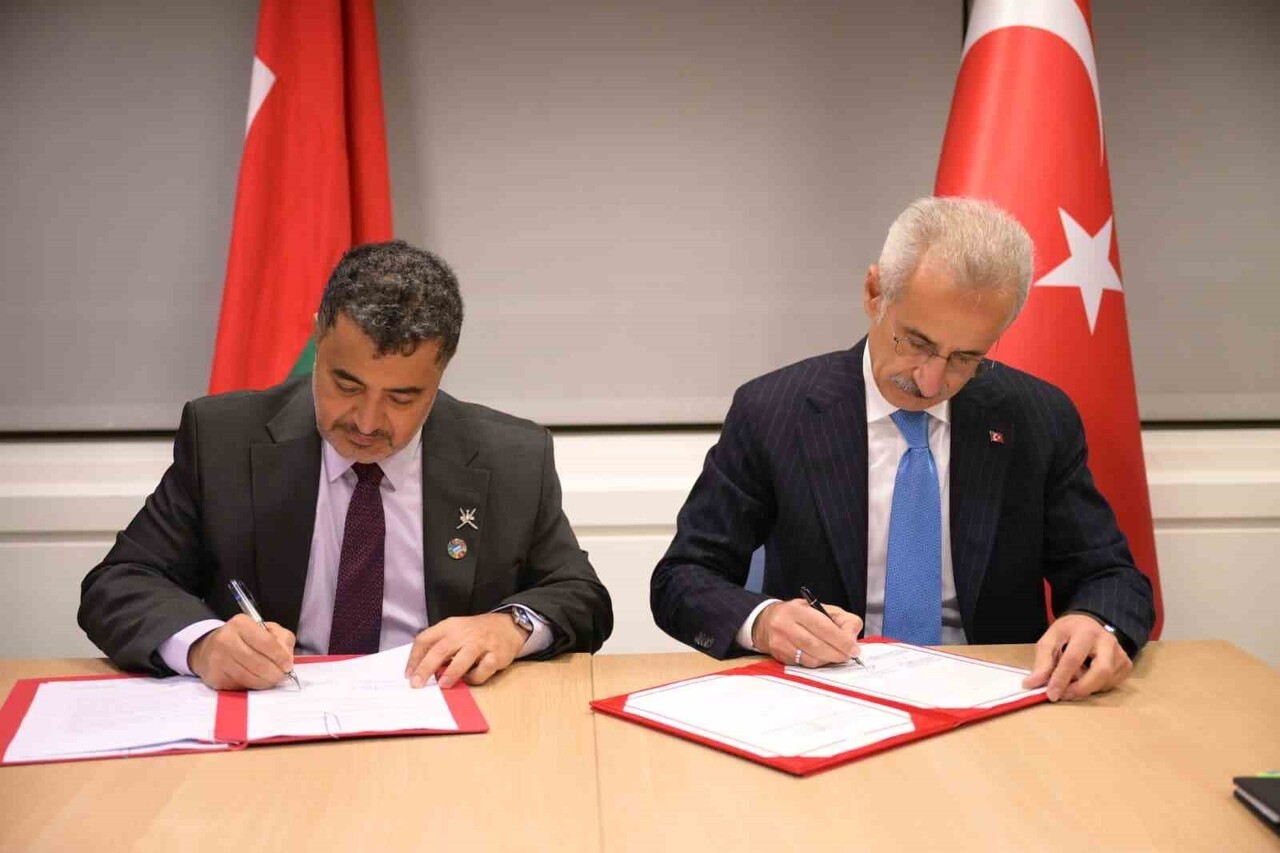 TÜRKİYE İLE UMMAN ARASINDA DENİZCİLİK VE ULAŞTIRMA ALANINDA İŞ BİRLİĞİ İÇİN İMZALAR...