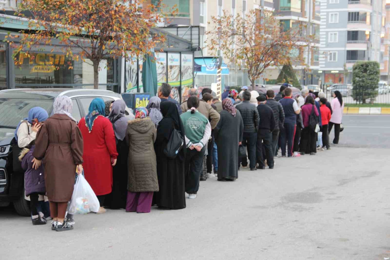 UCUZ HAMSİ SATILDIĞINI DUYAN VATANDAŞLAR İSE BALIKÇI ÖNÜNDE METRELERCE UZUNLUKTA KUYRUK...