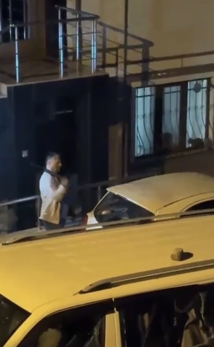 ÜMRANİYE’DE BİR KİŞİ, BOŞANMA AŞAMASINDA OLAN EŞİNE AİT OTOMOBİLİN CAMLARINI DEMİR SOPAYLA KIRDIĞI...