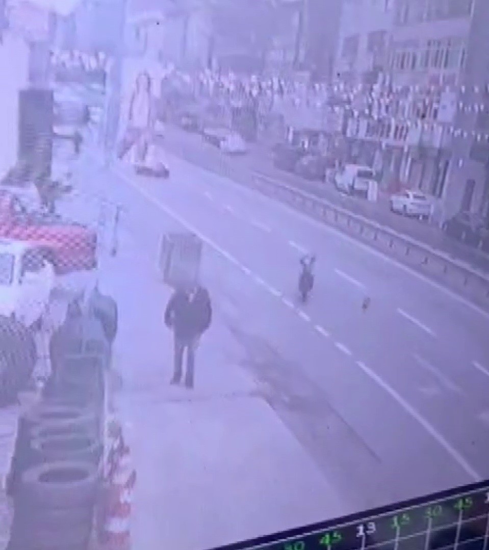 ÜMRANİYE’DE MEYDANA GELEN İLGİNÇ KAZADA, SÜRÜCÜSÜZ ŞEKİLDE İLERLEYEN BİR MOTOSİKLET KALDIRIMA...