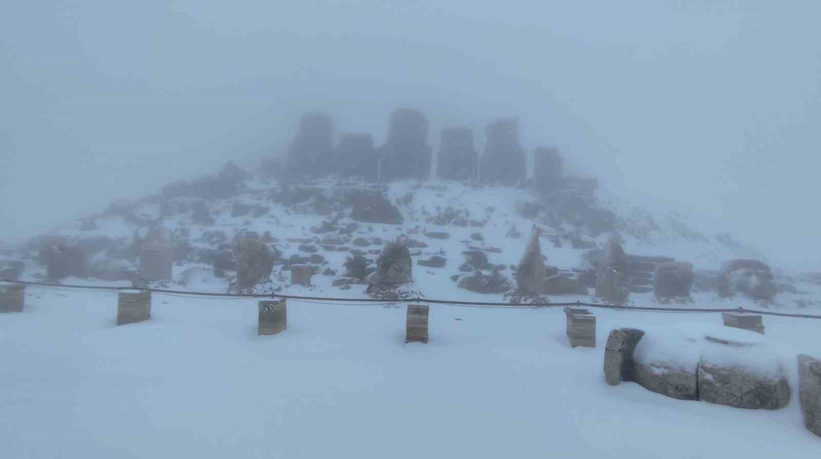 UNESCO DÜNYA KÜLTÜR MİRASI LİSTESİ’NDE YER ALAN 2206 METRE YÜKSEKLİKTEKİ NEMRUT DAĞI’NA SEZONUN...