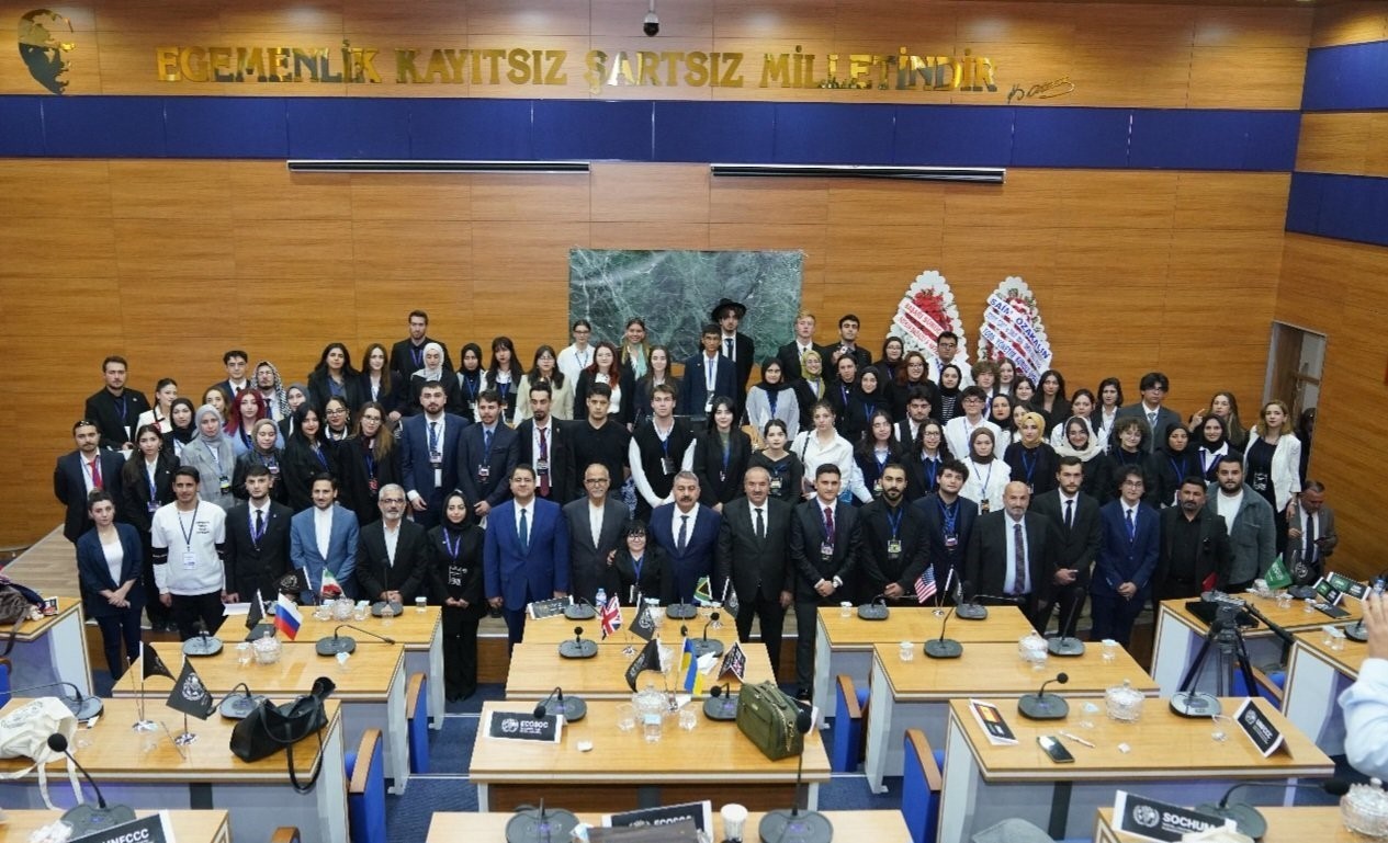 ÜNİVERSİTE ÖĞRENCİLERİNİN DÜNYAYA KARŞI BAKIŞ AÇILARINI GELİŞTİRMEK VE UYGULAMA YAPARAK DEMOKRASİ...