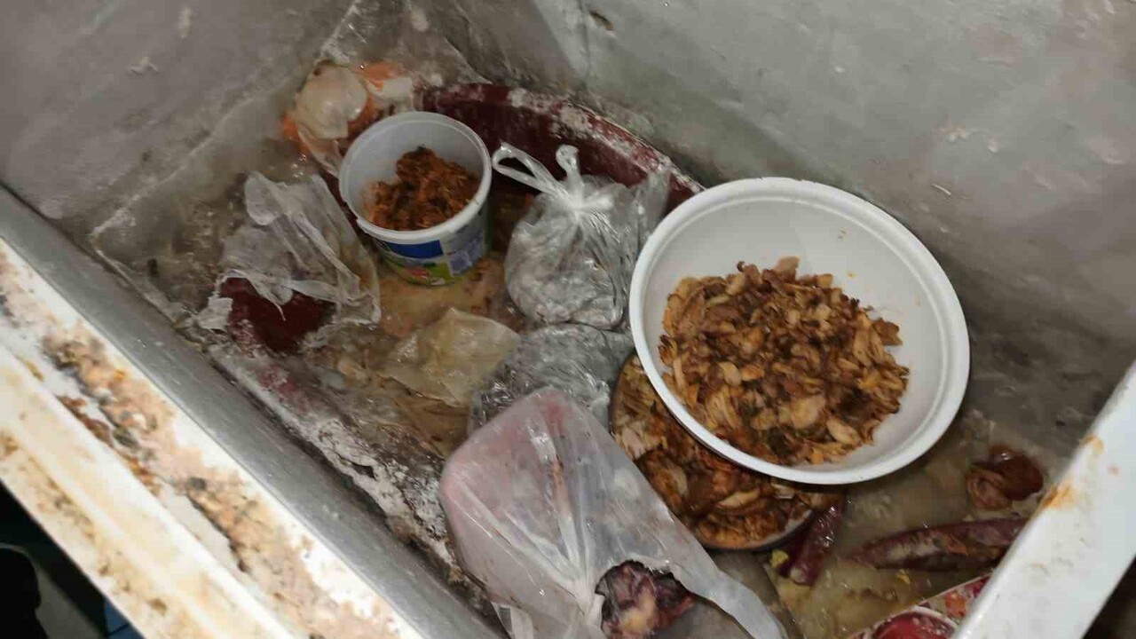 ÜRETİM YAPAN EKİPMANLAR KÜFLÜ VE PASLI ÇIKTI