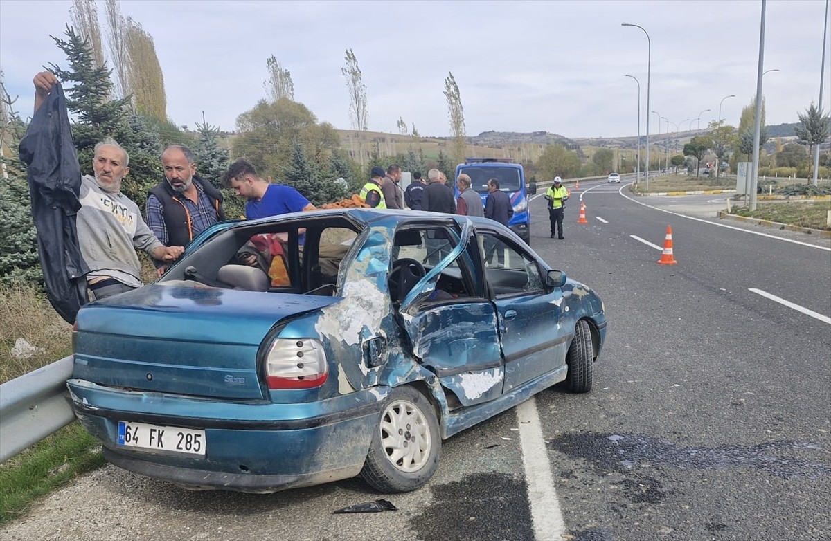 Uşak’ın Banaz ilçesinde tır ile otomobilin çarpışması sonucu 1 kişi ağır yaralandı.